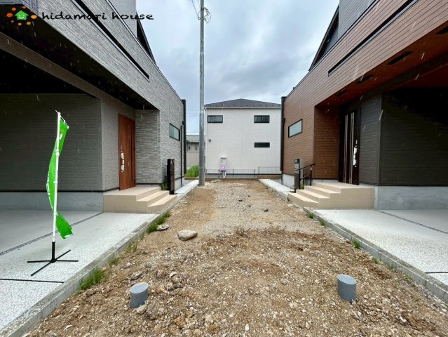 上尾市小泉2丁目　新築戸建　ブルーミングガーデン02の前面道路含む現地写真