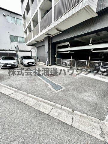 ルナコート江坂の駐車場