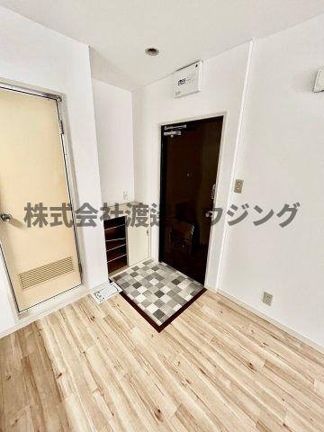 キャロル江坂の玄関