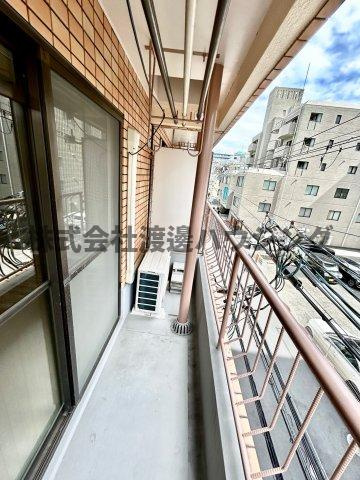 キャロル江坂のバルコニー