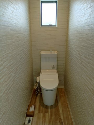 【トイレ】 | 高知市一ツ橋町2丁目　新築売家　3LDK | 2F：シャワートイレ