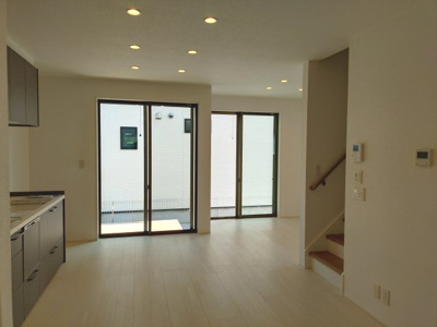 【居間・リビング】 | 高知市一ツ橋町2丁目　新築売家　3LDK | リビングキッチン