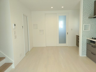 【居間・リビング】 | 高知市一ツ橋町2丁目　新築売家　3LDK | リビングキッチン