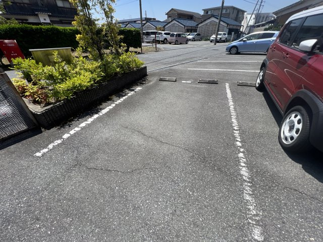 ジュネス谷川の駐車場