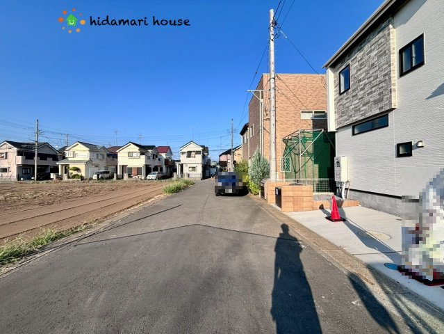 上尾市小泉2丁目　新築戸建　ブルーミングガーデン01の前面道路含む現地写真