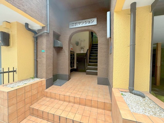 二宮マンションのエントランス