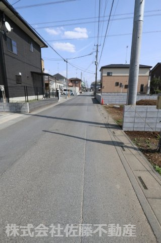 鴻巣市宮前の売地の前面道路含む現地写真|2025年4月5日14時ごろ撮影。対象物件は右側です。