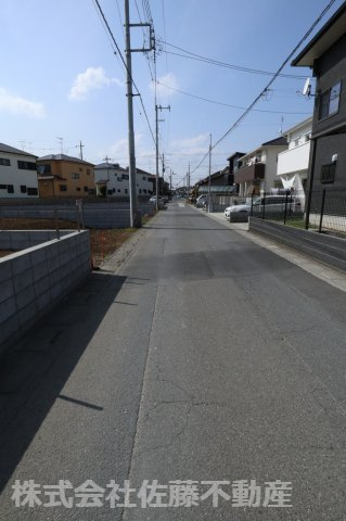 鴻巣市宮前の売地の前面道路含む現地写真|2025年4月5日14時ごろ撮影。対象物件は左側です。