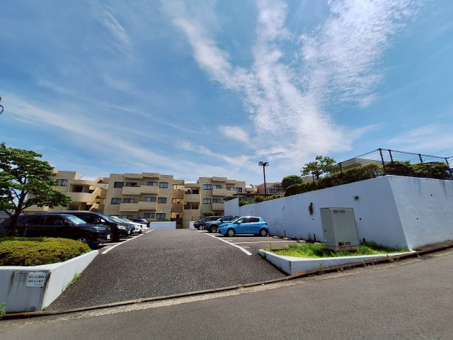 フォンテーヌ藤が丘の駐車場