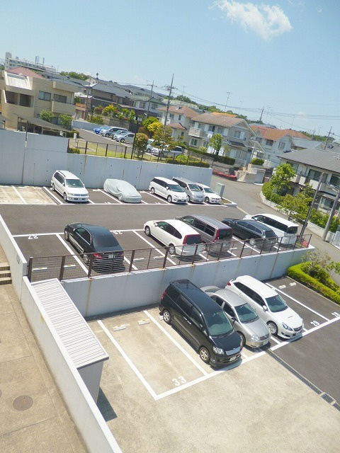 フォンテーヌ藤が丘の駐車場|中段と下段の駐車場　一区画を広めに改修しました