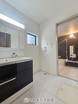 【洗面所】 | LiveleGarden.S下野石橋第1　4号棟 | シャンプードレッサーで朝の身支度♪伸びるホースでお掃除も簡単清潔です！