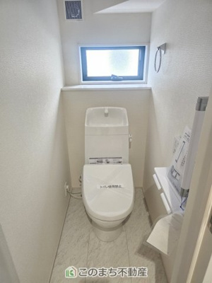 【トイレ】 | LiveleGarden.S下野石橋第1　4号棟 | 小窓から換気ができて清潔なトイレスペース☆
