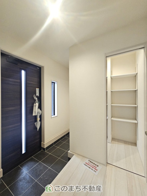 【玄関】 | LiveleGarden.S下野石橋第1　4号棟 | 広々とした玄関スペース♪たくさんの靴を収納できる下駄箱もございます。