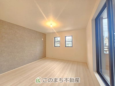 【洋室】 | LiveleGarden.S下野石橋第1　4号棟 | 居室のサッシにはペアガラスを採用しております。高い断熱性による省エネと結露対策に有効です。