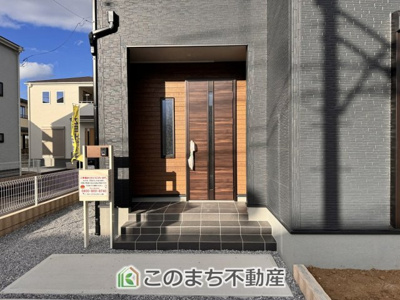 【玄関】 | LiveleGarden.S下野石橋第1　4号棟 | 玄関周りは家の顔！スタイリッシュな玄関が特徴です！