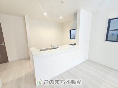 【キッチン】 | LiveleGarden.S下野石橋第1　4号棟 | お洒落なホワイト天板のペニンシュラキッチンを採用しております。
浄水器内蔵の水栓です♪