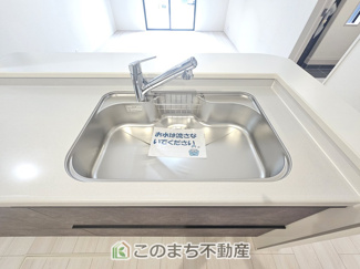 【キッチン】 | LiveleGarden.S下野石橋第1　4号棟 | ビルトイン型浄水器を内蔵したキッチン水栓。お米を研いだり、野菜を洗ったりするときなど用途に応じてワンタッチで浄水に切り替えが可能です。カートリッジ式なので、フィルターを簡単に交換する事が出来ます。