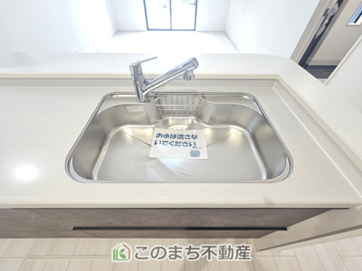 【キッチン】 | LiveleGarden.S下野石橋第1　4号棟 | ビルトイン型浄水器を内蔵したキッチン水栓。お米を研いだり、野菜を洗ったりするときなど用途に応じてワンタッチで浄水に切り替えが可能です。カートリッジ式なので、フィルターを簡単に交換する事が出来ます。