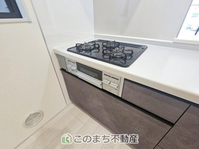 【キッチン】 | LiveleGarden.S下野石橋第1　4号棟 | 三ツ口コンロ採用で、同時調理もスムーズ◎！お料理を並べられるカウンター付きで、配膳・片付けをサポート！リビングで過ごすご家族とコミュニケーションを楽しみながら作業可能です♪