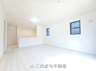 【居間・リビング】 | LiveleGarden.S下野石橋第1　4号棟 | 南向きで日当たり良好♪
二面採光で換気もしっかり出来ます♪
家族が集まる憩いの場♪