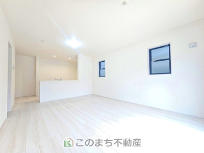 【居間・リビング】 | LiveleGarden.S下野石橋第1　4号棟 | 南向きで日当たり良好♪
二面採光で換気もしっかり出来ます♪
家族が集まる憩いの場♪