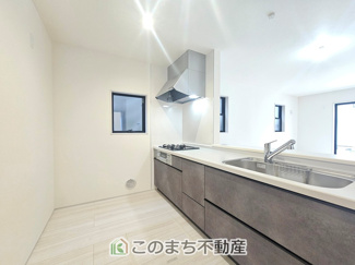 【キッチン】 | LiveleGarden.S下野石橋第1　4号棟 | お洒落なホワイト天板のペニンシュラキッチンを採用しております。
浄水器内蔵の水栓です♪