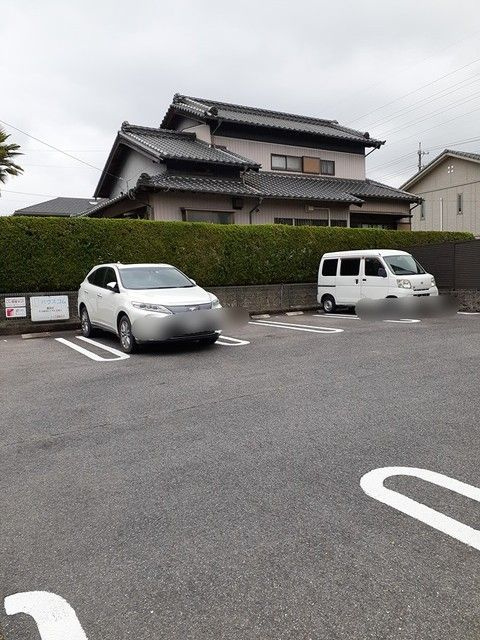 ベル　ファーストの駐車場