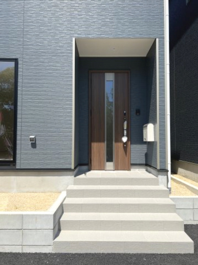 高浜市八幡町（新築一戸建）のエントランス