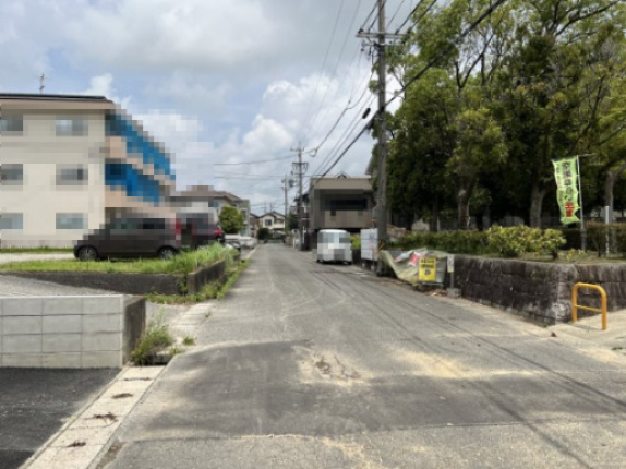 高浜市八幡町　第７　３号棟の前面道路含む現地写真