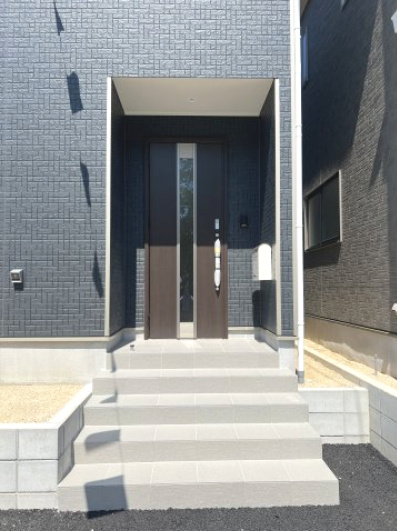 高浜市八幡町　第７　３号棟のエントランス