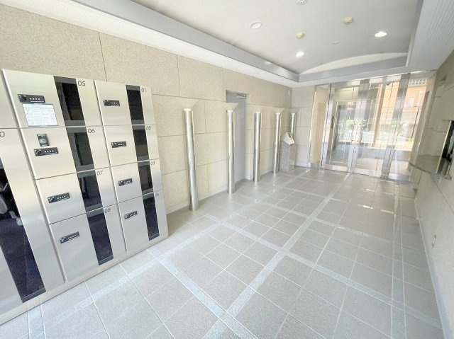 エミネンス新大阪のエントランス