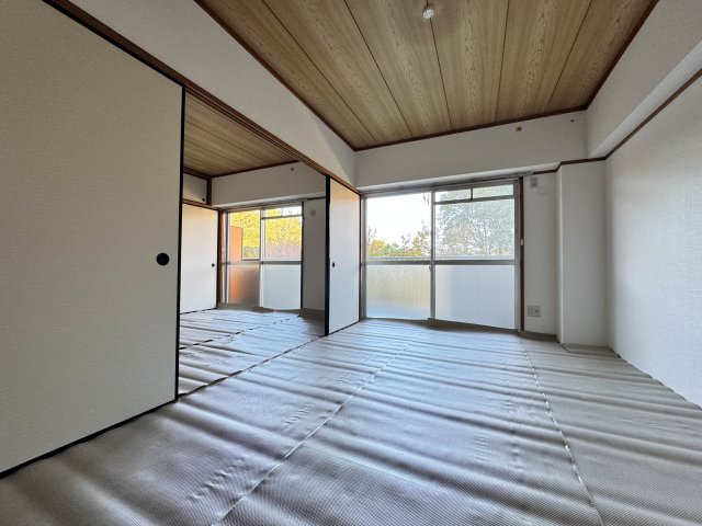 ハーバーグランドハイツ杉浦の和室|畳が焼けないように養生してあります。