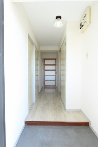 第６グランドハイツ服部の玄関