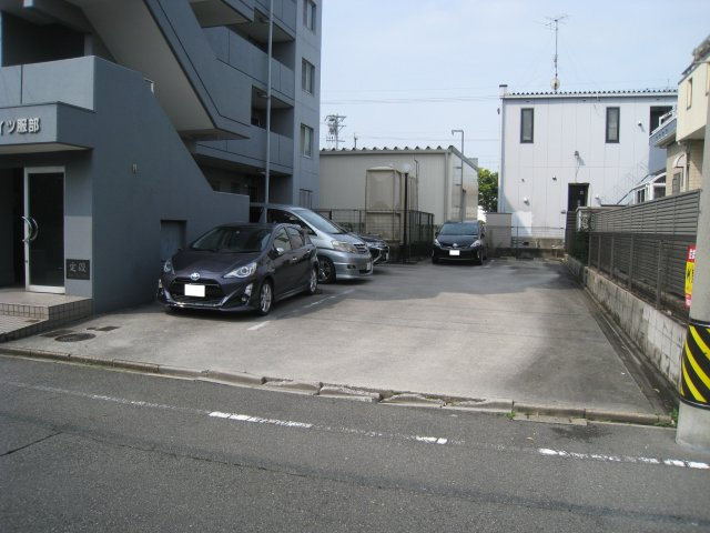 第６グランドハイツ服部の駐車場