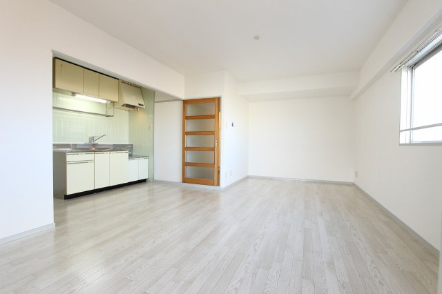 第６グランドハイツ服部の居間・リビング