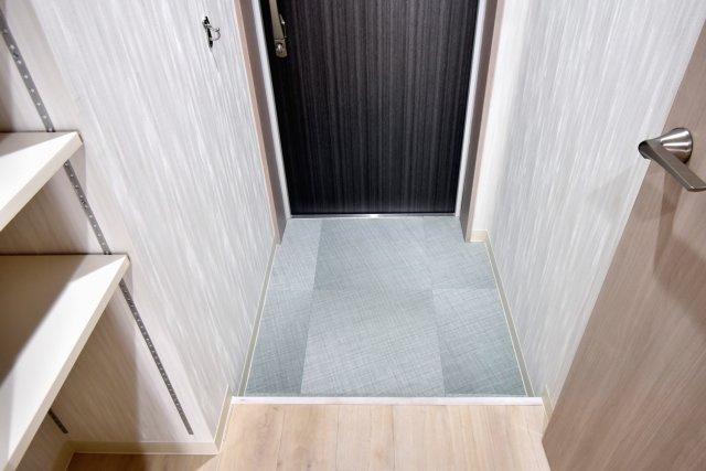Lustore西宮北口の玄関|クロスや床はパターンいろいろあります