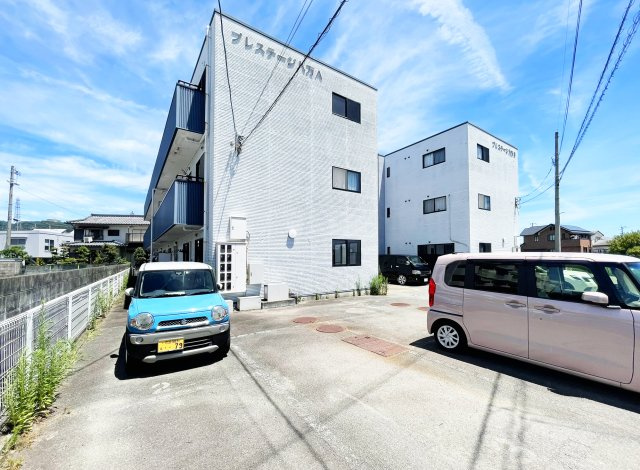 プレステージ八万Aの駐車場