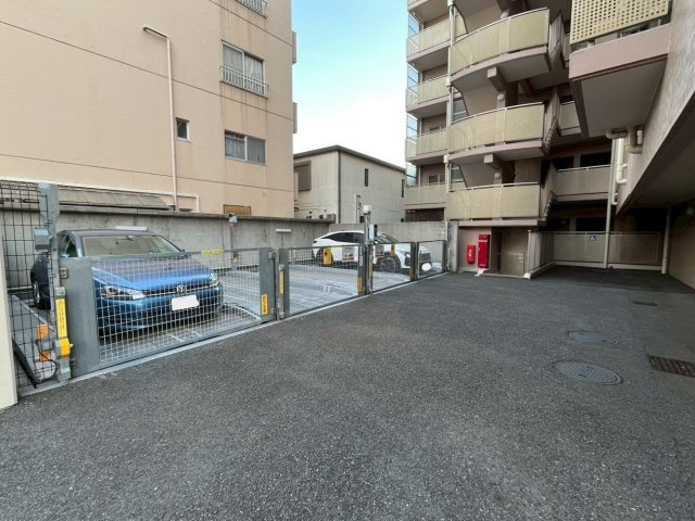 調布パーク・ホームズの駐車場