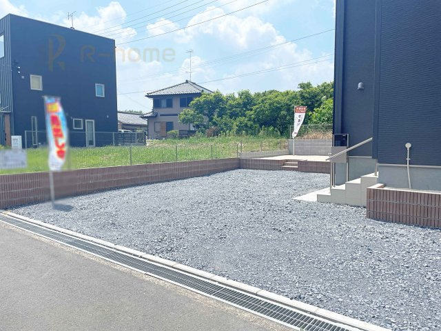 第1石岡市真家　新築戸建て　1号棟の駐車場|カースペースは3台完備。ゲスト用のスペースも確保できますね♪