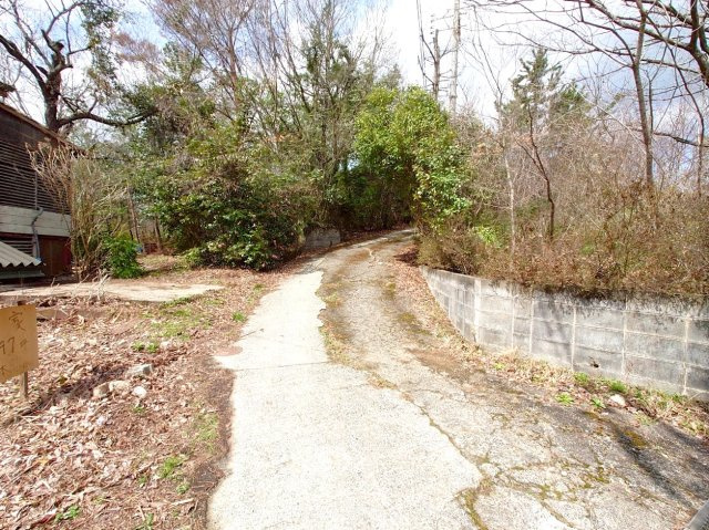 ◆敷地広めの約８７坪◆畑スペースつきの２ＬＫＫ◆２階リビング囲炉裏有り◆京丹波町中台桜梅の前面道路含む現地写真|前道道路