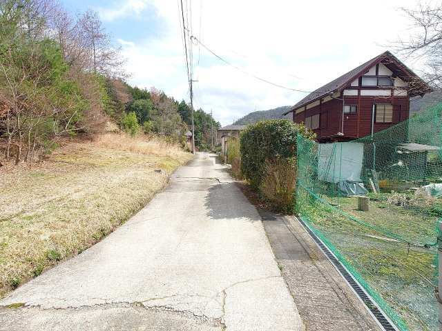 ◆敷地広めの約８７坪◆畑スペースつきの２ＬＫＫ◆２階リビング囲炉裏有り◆京丹波町中台桜梅の前面道路含む現地写真|前道道路