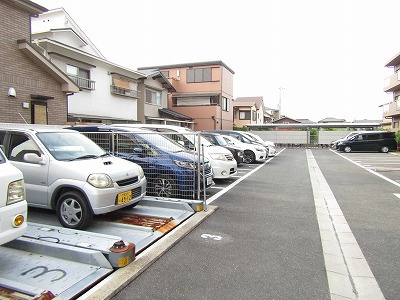 コート若園の駐車場