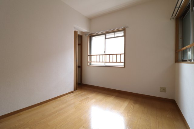 コート若園の寝室