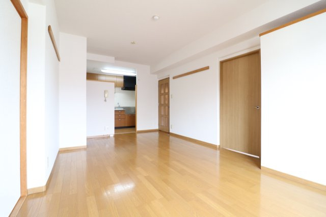 コート若園の居間・リビング