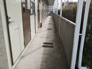 レオパレスファーストプラザの玄関