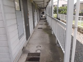 レオパレスプラージュの玄関