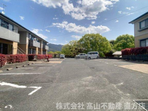 ディアス茜 A棟の駐車場