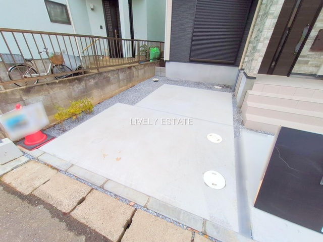 草加市氷川町 新築分譲住宅の駐車場