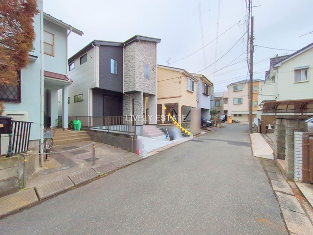 草加市氷川町 新築分譲住宅の前面道路含む現地写真