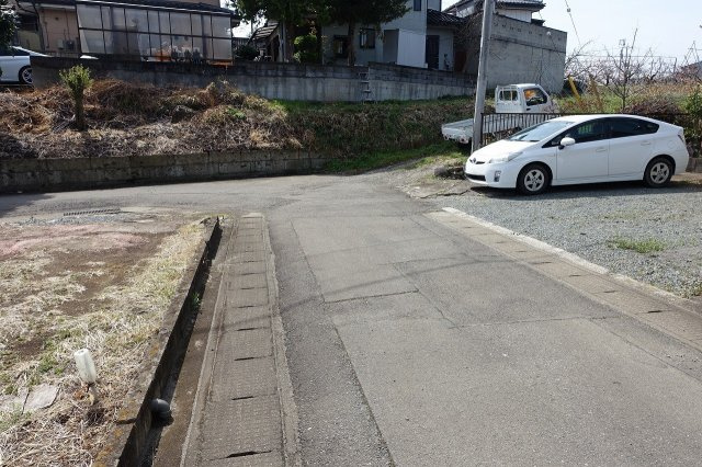 高崎市剣崎町　土地の外観|西側道路を北から南方向